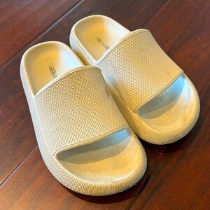 Size 13 tan slides